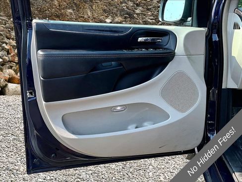 Used 2015 Chrysler Town & Country Touring FWD image 18