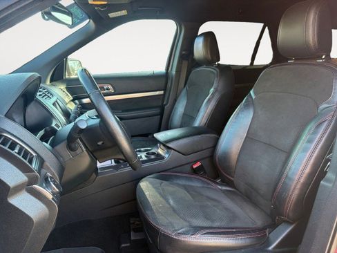 Used 2018 Ford Explorer XLT w/ Equipment Group 202A image 2