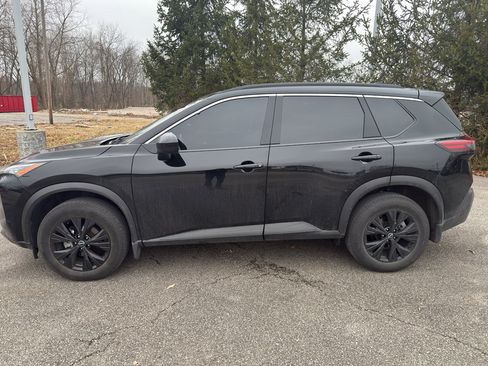 Used 2023 Nissan Rogue SV w/ SV Premium B Package image 3