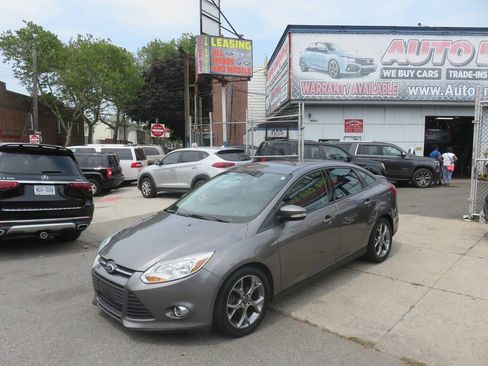 Used 2014 Ford Focus SE w/ Equipment Group 201A FWD image 2