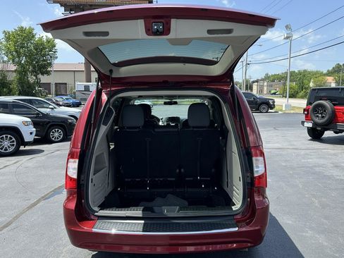 Used 2016 Chrysler Town & Country Touring w/ Driver Convenience Group FWD image 38