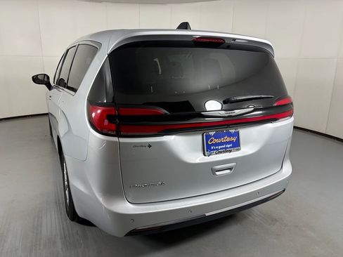 Used 2024 Chrysler Pacifica Touring-L FWD image 6