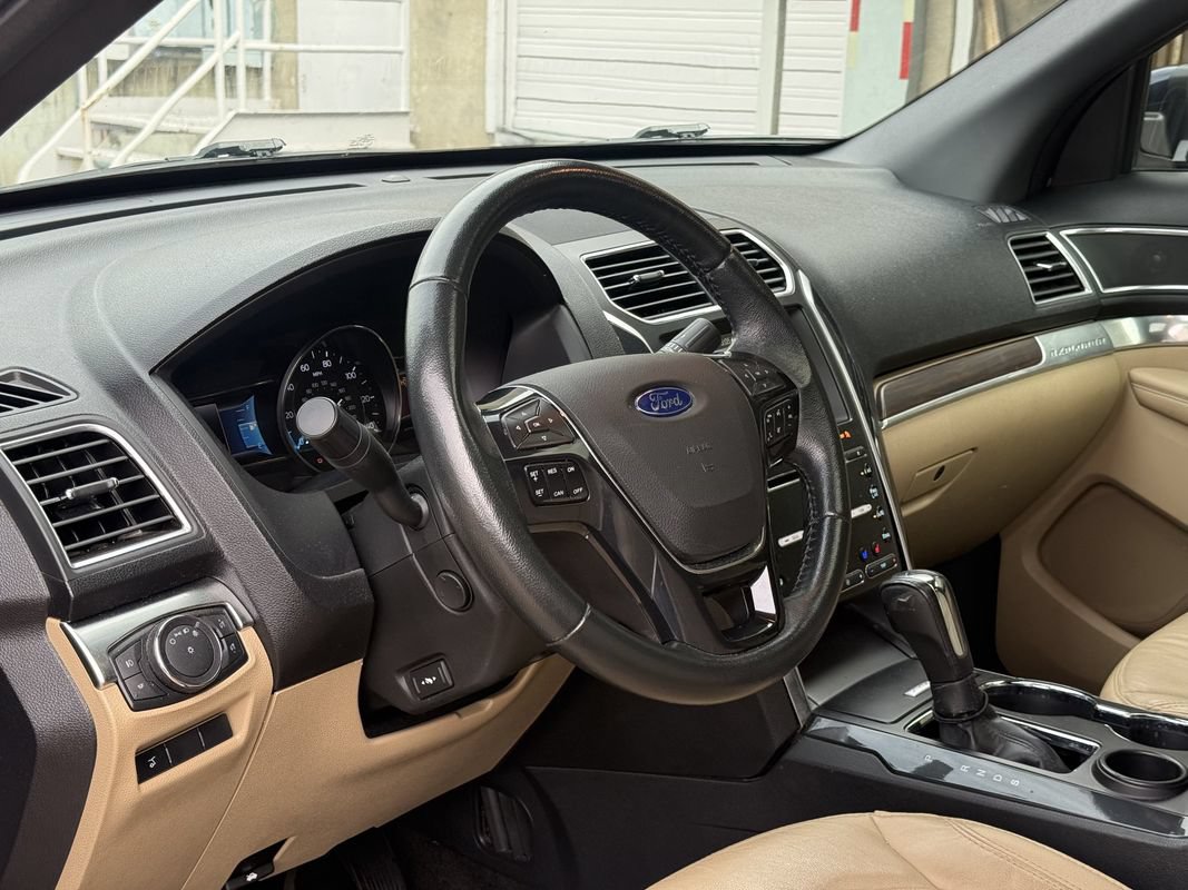 Used 2017 Ford Explorer Limited w/ Equipment Group 301A FWD image 7