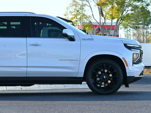 Used 2025 Chevrolet Suburban High Country image 6