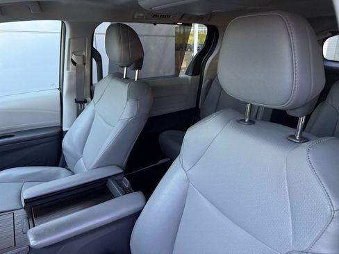 Used 2023 Toyota Sienna XLE w/ XLE Plus Package AWD/4WD image 11