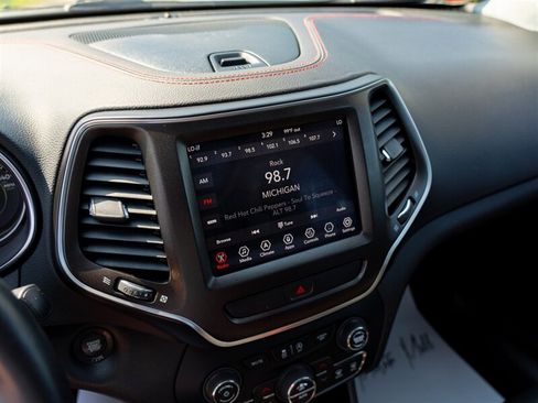 Used 2019 Jeep Cherokee Trailhawk AWD/4WD image 33