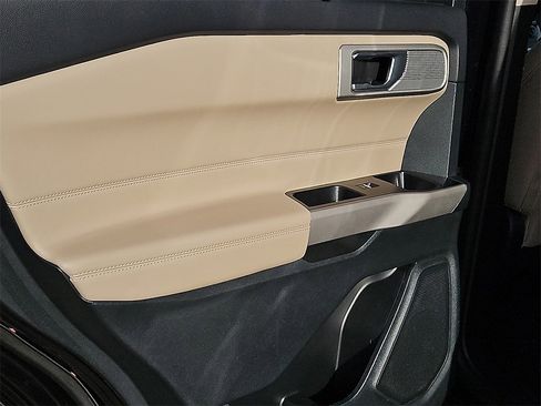 Used 2024 Ford Explorer Limited image 17