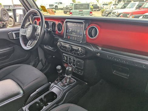 Used 2018 Jeep Wrangler Unlimited Rubicon image 12