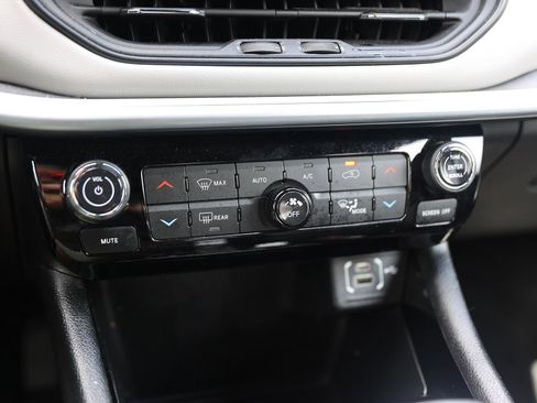 Used 2024 Jeep Compass Limited w/ Sun and Sound Group AWD/4WD image 28