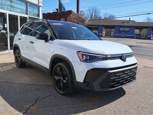 Certified 2025 Volkswagen Taos SE image 7