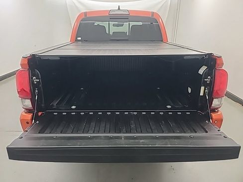 Used 2018 Toyota Tacoma TRD Sport w/ Technology Package AWD/4WD image 19
