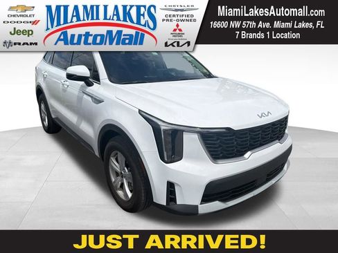 Used 2025 Kia Sorento LX image 1