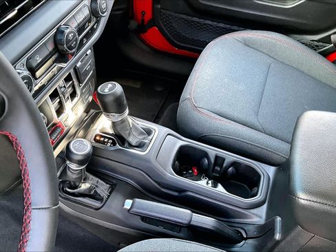 Used 2025 Jeep Wrangler Unlimited Rubicon AWD/4WD image 16