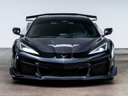 Used 2024 Chevrolet Corvette Z06 RWD image 3