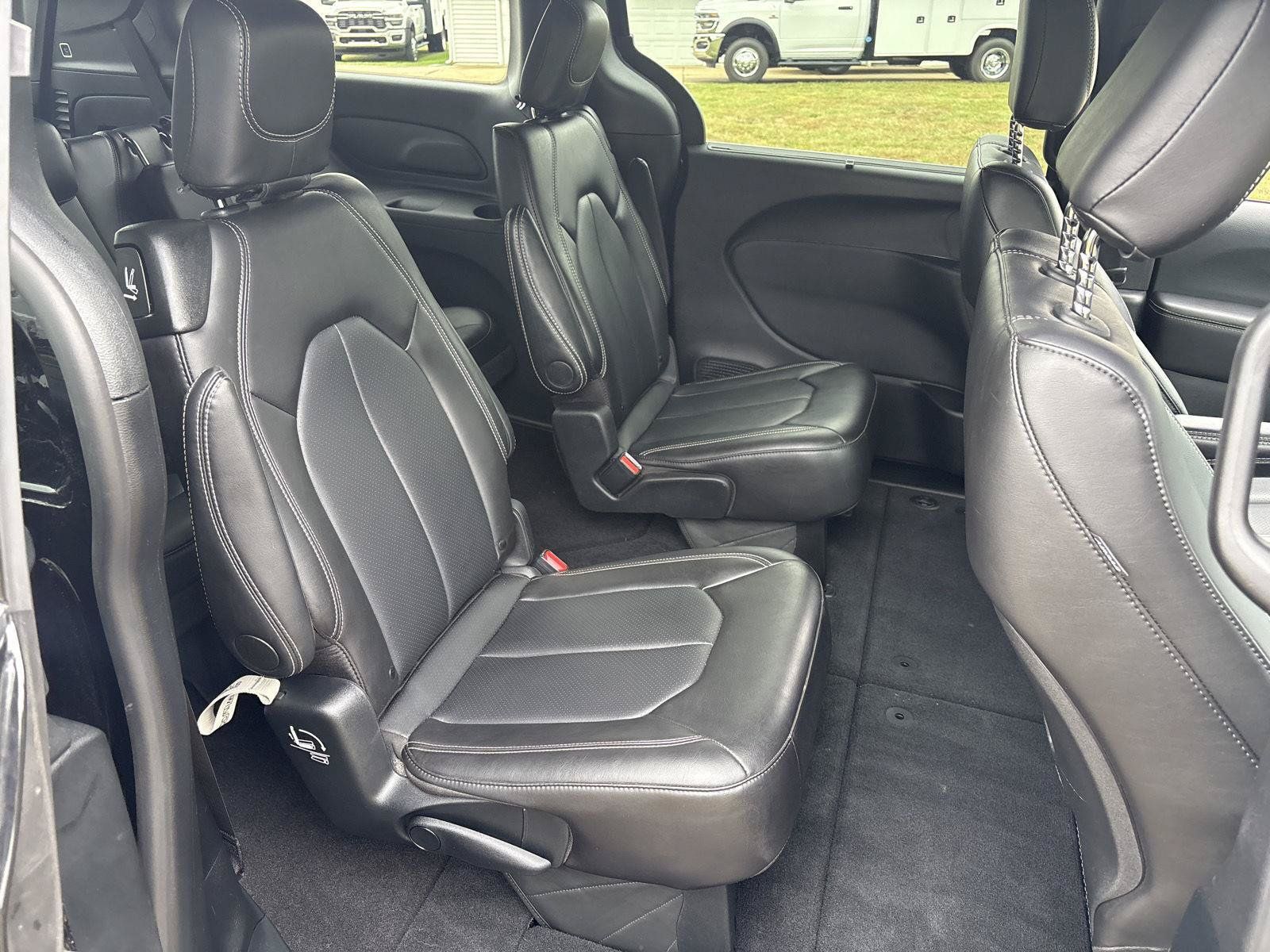 Used 2026 Chrysler Pacifica Select FWD image 14