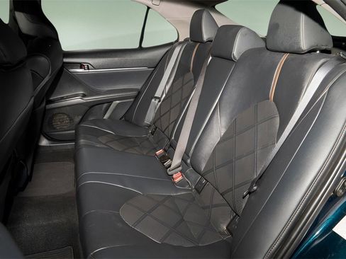 Used 2018 Toyota Camry XLE image 16