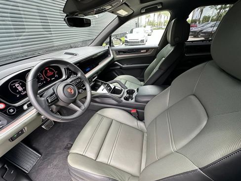 Certified 2026 Porsche Cayenne S AWD/4WD image 4