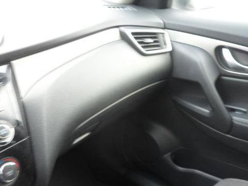 Used 2015 Nissan Rogue S image 22