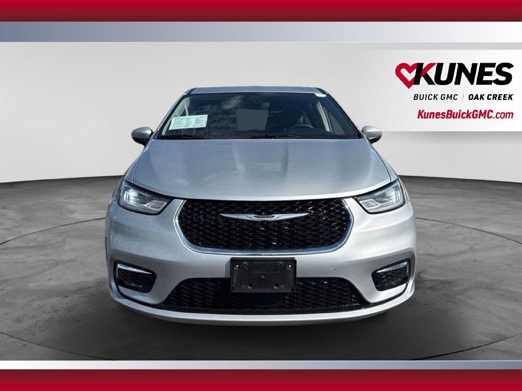 Used 2023 Chrysler Pacifica Touring-L FWD image 3