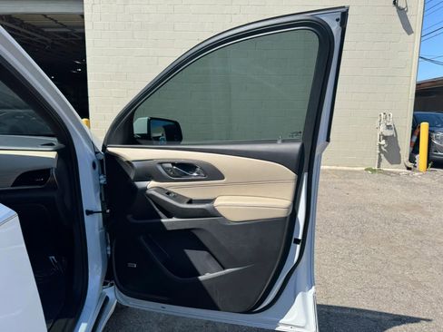 Used 2023 Chevrolet Traverse Premier AWD/4WD image 19