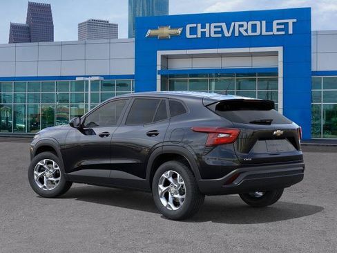 New 2026 Chevrolet Trax LS w/ LS Convenience Package FWD image 3