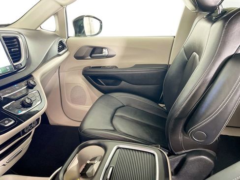 Used 2024 Chrysler Pacifica Touring-L image 24