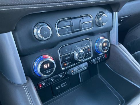 Used 2023 GMC Yukon XL SLT image 25