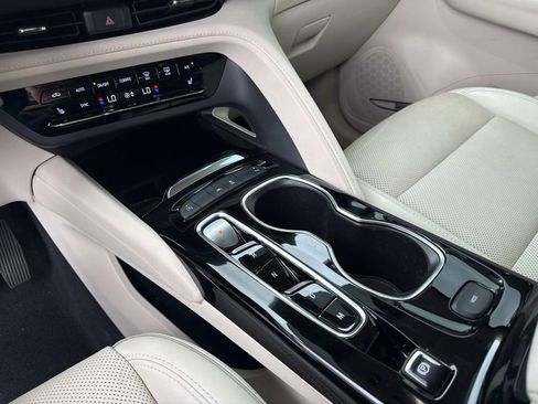 Used 2022 Buick Envision Essence w/ Technology Package I image 25