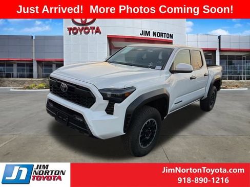Used 2025 Toyota Tacoma TRD Off-Road image 2