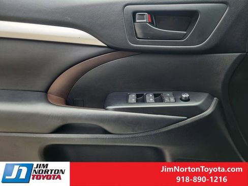 Used 2018 Toyota Highlander Plus FWD image 25