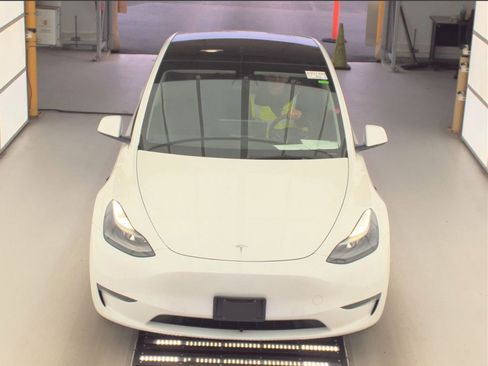 Used 2021 Tesla Model Y Performance AWD/4WD image 2