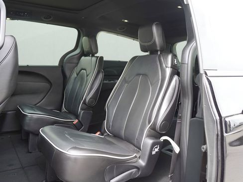 Used 2025 Chrysler Pacifica Limited FWD image 10
