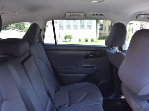 Used 2025 Toyota Highlander LE FWD image 24