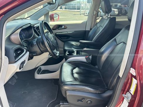 Used 2018 Chrysler Pacifica Touring-L FWD image 25