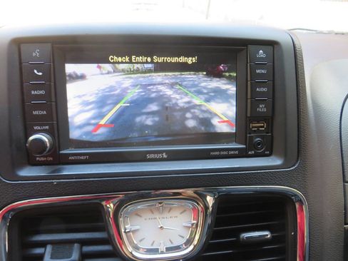 Used 2014 Chrysler Town & Country S FWD image 18