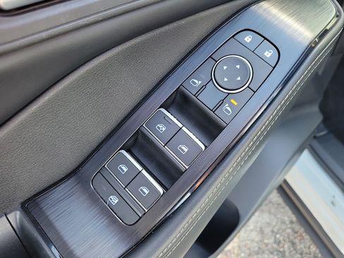 Certified 2025 Nissan Rogue SL FWD image 11