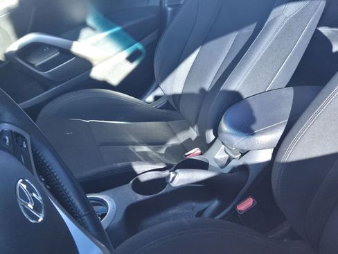 Used 2017 Hyundai Veloster image 7