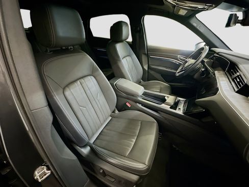 Used 2023 Audi e-tron Premium Plus w/ Premium Plus Package image 34