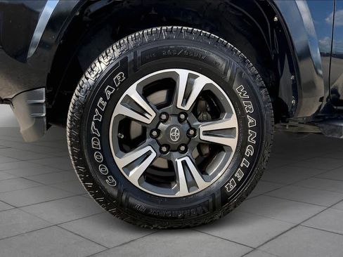 Used 2017 Toyota Tacoma TRD Sport w/ Tow Package image 11