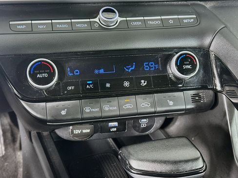 Used 2025 Hyundai Elantra Limited FWD image 24