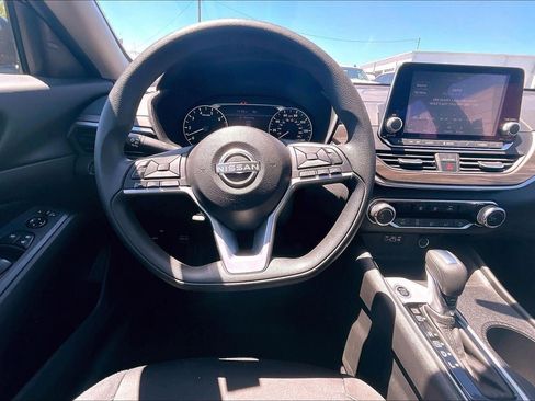 Used 2025 Nissan Altima 2.5 SV FWD image 5