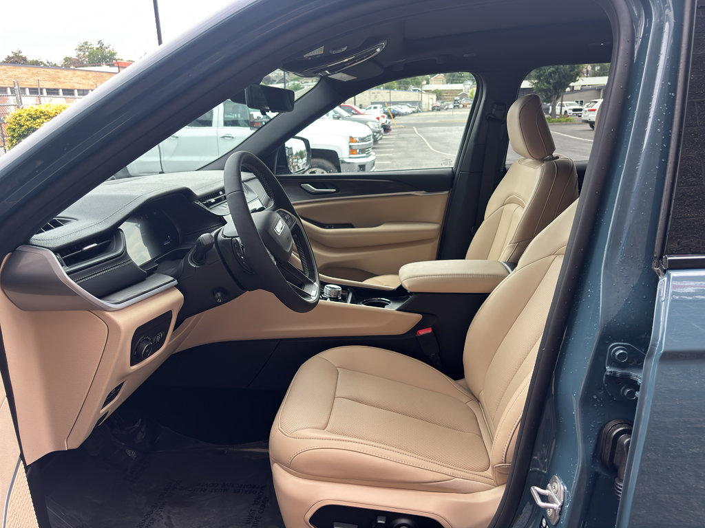 New 2026 Jeep Grand Cherokee L Limited w/ Luxury Tech Group II AWD/4WD image 12