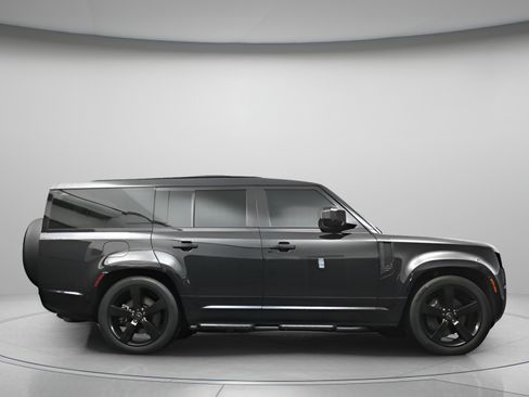 Certified 2025 Land Rover Defender 130 X-Dynamic SE AWD/4WD image 17