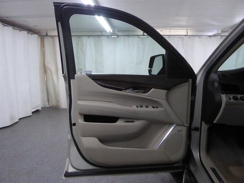 Used 2016 Cadillac Escalade Luxury AWD/4WD image 21