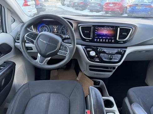 Used 2017 Chrysler Pacifica Touring image 14
