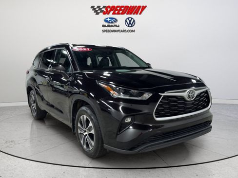 Used 2021 Toyota Highlander XLE AWD/4WD image 2