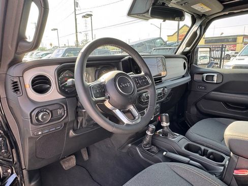 Certified 2025 Jeep Wrangler Unlimited Sahara w/ Safety Group AWD/4WD image 12