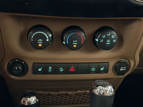 Used 2014 Jeep Wrangler Unlimited Sahara w/ Connectivity Group AWD/4WD image 18