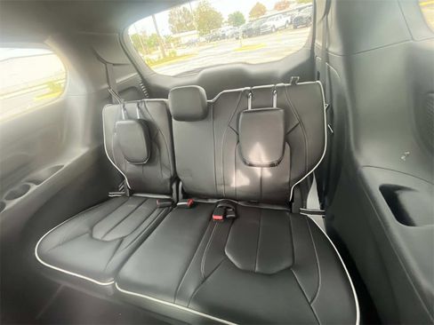 New 2026 Chrysler Pacifica Limited image 12