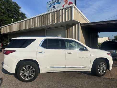Used 2019 Chevrolet Traverse Premier w/ Driver Confidence II Package FWD image 2
